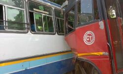 आगे निकलने की होड़ में रोडवेज एवं प्राइवेट बस में हुई भिड़ंत