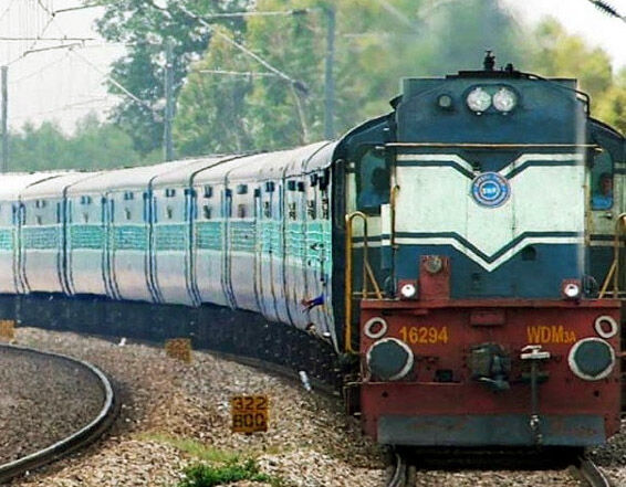 स्टेशन पर हुआ ट्रेन में ब्लास्ट- सीआरपीएफ के 4 जवान घायल