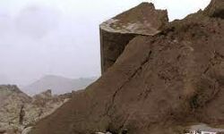 खदान धसकने से दो महिलाओं समेत चार लोग दबे-एक की मौत खदान धसकने से दो महिलाओं समेत चार लोग दबे-एक की मौत