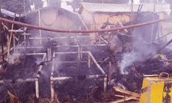 आंदोलनकारी किसानों के टेंट में लगी-आग बाइक और अन्य सामान राख आंदोलनकारी किसानों के टेंट में लगी-आग बाइक और अन्य सामान राख