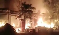 फर्नीचर मार्केट में लगी भीषण आग-40 गोदाम जलकर हुए खाक फर्नीचर मार्केट में लगी भीषण आग-40 गोदाम जलकर हुए खाक