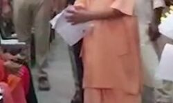 पुलिस की सताई महिला पहुंची CM के दरबार-रो रो कर सुनाई सारी दास्तान पुलिस की सताई महिला पहुंची CM के दरबार-रो रो कर सुनाई सारी दास्तान