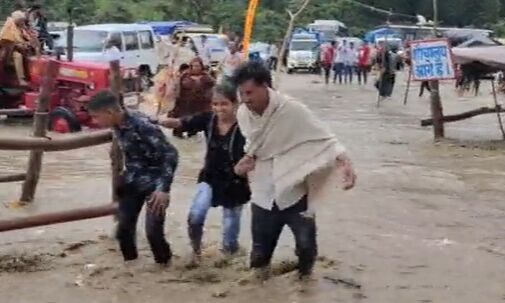 शाकुंभरी देवी में पानी के सैलाब ने ढाया सितम-फंसे श्रद्धालु,बही दुकाने