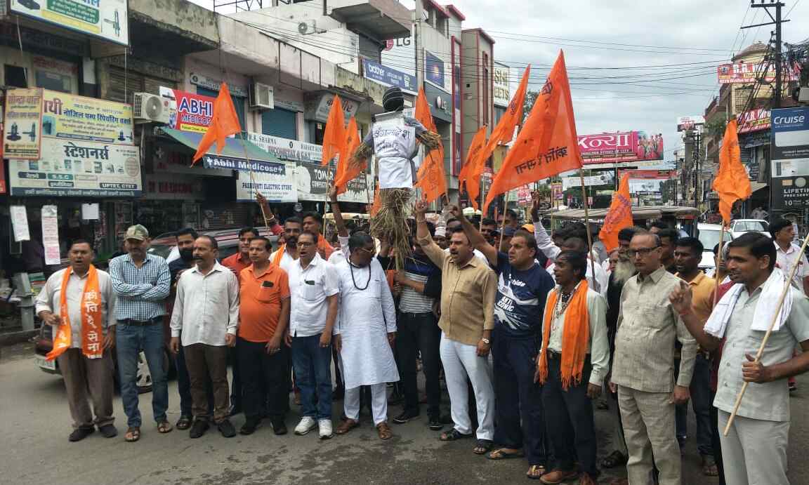 हिंदूओं की हत्याओं से गुस्सा-पीटा सरकार का पुतला-किया आग के हवाले