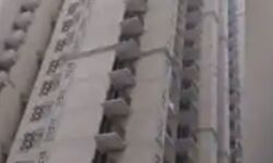 25 वी मंजिल से गिरे जुड़वा भाई-घर के चिराग बुझने से मां हुई बेसुध 25 वी मंजिल से गिरे जुड़वा भाई-घर के चिराग बुझने से मां हुई बेसुध