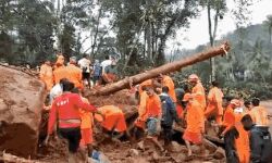 जमीन खिसकने से 15 लोगों की मौत-मलबे में ढूंढी जा रही जिंदगी जमीन खिसकने से 15 लोगों की मौत-मलबे में ढूंढी जा रही जिंदगी