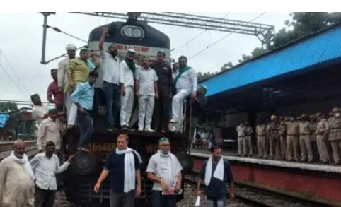 रेलवे ट्रैकों पर किसानों का कब्जा-कई ट्रेनें हुई कैंसिल-जगह जगह नारेबाजी