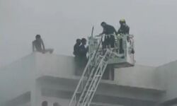 फैक्ट्री में लगी आग-जान बचाने को पांचवीं मंजिल से कूद गए मजदूर