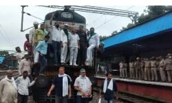 रेलवे ट्रैकों पर किसानों का कब्जा-कई ट्रेनें हुई कैंसिल-जगह जगह नारेबाजी रेलवे ट्रैकों पर किसानों का कब्जा-कई ट्रेनें हुई कैंसिल-जगह जगह नारेबाजी