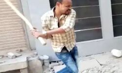 लटठबाज डॉक्टर की बेरहमी-चाची को सड़क पर गिराया-डंडे से पीटा लटठबाज डॉक्टर की बेरहमी-चाची को सड़क पर गिराया-डंडे से पीटा