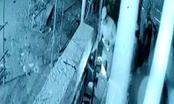 पुलिस बनी चोर-घुसी होटल में-चोरी की करतूत हो गई सीसीटीवी में कैद