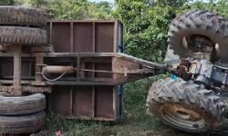 दर्शन पूजन के लिए जा रहे श्रद्धालुओं से भरी ट्रैक्टर ट्रॉली पलटी दर्शन पूजन के लिए जा रहे श्रद्धालुओं से भरी ट्रैक्टर ट्रॉली पलटी