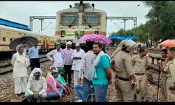 किसानों के रेल रोको आंदोलन का अनेक स्थानों पर असर किसानों के रेल रोको आंदोलन का अनेक स्थानों पर असर