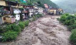 आफत बनकर बरसे बादल, कई घर मलबे की चपेट में, 10 की मौत, पांच लापता आफत बनकर बरसे बादल, कई घर मलबे की चपेट में, 10 की मौत, पांच लापता