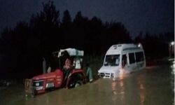 गाड़ी फंसी नदी की बीच धार- मौत सामने देख मच गई चीख पुकार गाड़ी फंसी नदी की बीच धार- मौत सामने देख मच गई चीख पुकार