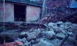 बारिश के बीच दीवार गिरी - दो मरे बारिश के बीच दीवार गिरी - दो मरे