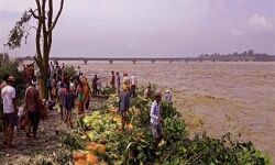 बाढ़ और भूस्खलन से 48 लोगों की मौत बाढ़ और भूस्खलन से 48 लोगों की मौत