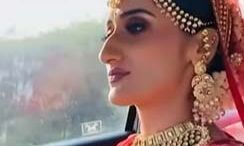 अपने शादी में खुद कार चलाकर पहुंची दुल्हन- देखें वीडियो अपने शादी में खुद कार चलाकर पहुंची दुल्हन- देखें वीडियो
