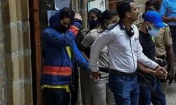 फेल हुए दिग्गज वकीलों के पैंतरें- नहीं मिली शाहरुख के बेटे को बेल फेल हुए दिग्गज वकीलों के पैंतरें- नहीं मिली शाहरुख के बेटे को बेल