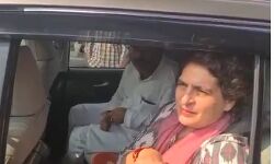 उन्नाव में मारी गयी दलित युवती की मां से प्रियंका गांधी ने बात की उन्नाव में मारी गयी दलित युवती की मां से प्रियंका गांधी ने बात की