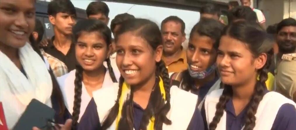 प्रियंका की छात्राओं से सेल्फी के बाद कांग्रेस का बड़ा ऐलान