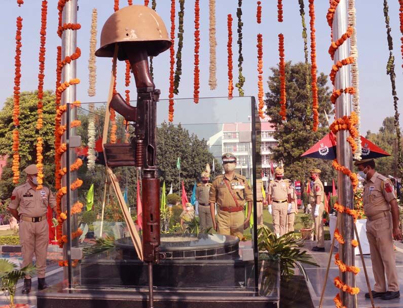 राष्ट्रीय पुलिस दिवस - एक साल में जम्मू-कश्मीर के 17 जवान हुये शहीद