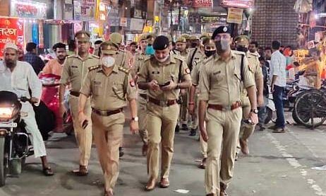 SP सिटी ने फ्लैग मार्च कर जाना शहर का हाल- दिये निर्देश SP सिटी ने फ्लैग मार्च कर जाना शहर का हाल- दिये निर्देश