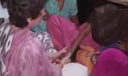 रोते हुए प्रियंका ने पोंछे सफाई कर्मी की पत्नी के आंसू रोते हुए प्रियंका ने पोंछे सफाई कर्मी की पत्नी के आंसू