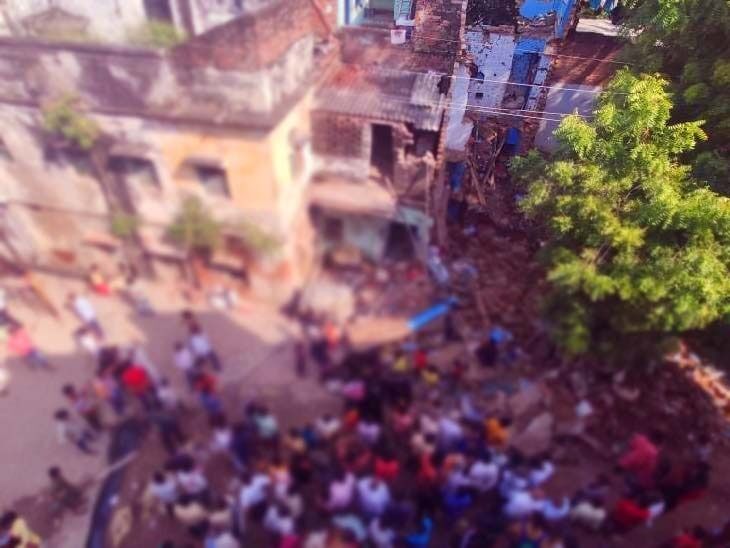 मौत बनकर गिरा दो मंजिला मकान- परिवार के सदस्यों सहित गई पड़ोसी की जान मौत बनकर गिरा दो मंजिला मकान- परिवार के सदस्यों सहित गई पड़ोसी की जान