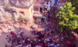 मौत बनकर गिरा दो मंजिला मकान- परिवार के सदस्यों सहित गई पड़ोसी की जान