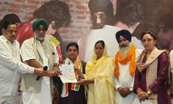 कांग्रेस ने की लखीमपुर पीड़ितों की आर्थिक मदद- जानिये कितनी दी रकम कांग्रेस ने की लखीमपुर पीड़ितों की आर्थिक मदद- जानिये कितनी दी रकम