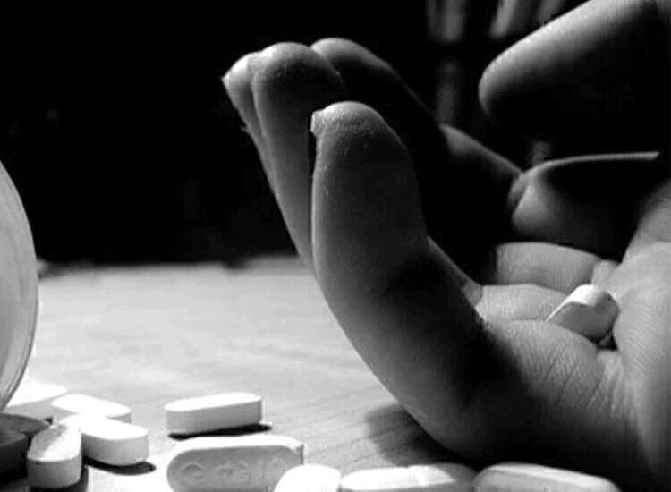 चोरी के आरोप से परेशान आकर महिला ने कर ली आत्महत्या चोरी के आरोप से परेशान आकर महिला ने कर ली आत्महत्या