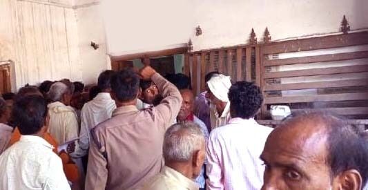 खाद लेने लाइन में खड़े किसान की मौत- किसानों ने किया हंगामा