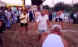 राकेश टिकैत की बॉर्डर पर कबड्डी खेलते हुए वीडियो वायरल राकेश टिकैत की बॉर्डर पर कबड्डी खेलते हुए वीडियो वायरल