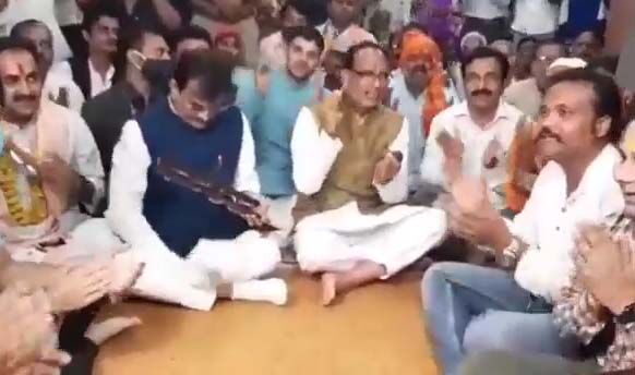 मंत्रियों संग CM बैठे धरने पर- मंहगाई डायन खाय जात है- देखें वीडियो