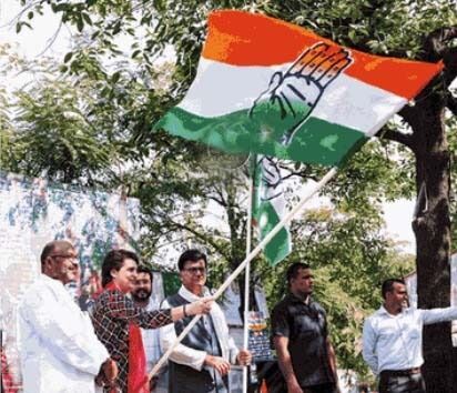 प्रियंका ने प्रतिज्ञा यात्रा को दिखाई हरी झंडी-महिलाओं संग खाई जलेबियां