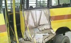 स्कूल बस पलटने से चालक की मृत्यु-पांच छात्र घायल स्कूल बस पलटने से चालक की मृत्यु-पांच छात्र घायल