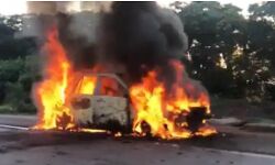 सड़क पर फर्राटा भर रही कार धूं-धूं कर हो गई स्वाहा सड़क पर फर्राटा भर रही कार धूं-धूं कर हो गई स्वाहा