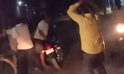 पियक्कडों ने बरसाये लात घूंसे-जान बचाकर सरपट भागी पुलिस पियक्कडों ने बरसाये लात घूंसे-जान बचाकर सरपट भागी पुलिस