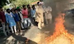 10 दिन बाद भी नहीं बिका धान-किसान ने पेट्रोल डालकर लगा दी आग 10 दिन बाद भी नहीं बिका धान-किसान ने पेट्रोल डालकर लगा दी आग