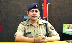 यह है असली कप्तान- भीगी आंखों से आया- लौटा तो चेहरे पर थी मुस्कान यह है असली कप्तान- भीगी आंखों से आया- लौटा तो चेहरे पर थी मुस्कान