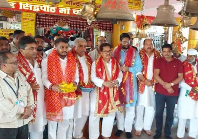 कांग्रेस की प्रतिज्ञा यात्रा-नेताओं ने किए चंद्रिका देवी के दर्शन