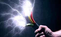 करंट की चपेट में आने से एक ही परिवार के तीन लोगों की मौत