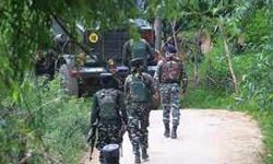 सुरक्षा बलों और आतंकवादियों के बीच गोलीबारी शुरू सुरक्षा बलों और आतंकवादियों के बीच गोलीबारी शुरू