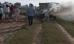 लोगों से भरी पिकअप हाईटेंशन लाइन से टकराई-लगी आग, एक मरा लोगों से भरी पिकअप हाईटेंशन लाइन से टकराई-लगी आग, एक मरा