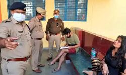 दरवाजा खटखटाकर दामाद ने सास को मारी गोली- साली का सिर फोड़ा दरवाजा खटखटाकर दामाद ने सास को मारी गोली- साली का सिर फोड़ा