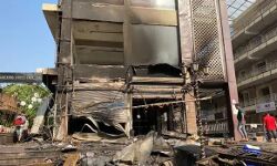 आग से धड़क उठा मिष्ठान भंडार-गैस सिलेंडर भी हुआ ब्लास्ट आग से धड़क उठा मिष्ठान भंडार-गैस सिलेंडर भी हुआ ब्लास्ट