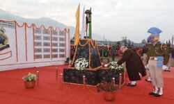 पुलवामा में शहीद 40 जवानों को गृह मंत्री दी श्रद्धांजलि पुलवामा में शहीद 40 जवानों को गृह मंत्री दी श्रद्धांजलि