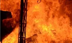 गत्ता बनाने की फैक्ट्री में लगी आग-मची भगदड़, दमकल कर्मी मौके पर गत्ता बनाने की फैक्ट्री में लगी आग-मची भगदड़, दमकल कर्मी मौके पर