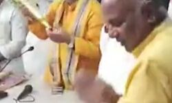 बोले कैबिनेट मंत्री-नरेंद्र मोदी आम आदमी नहीं, वह भगवान के अवतार बोले कैबिनेट मंत्री-नरेंद्र मोदी आम आदमी नहीं, वह भगवान के अवतार